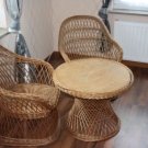 2 Korbsessel mit Tisch