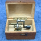 Bugelfrasmaschine fur Taschenuhren mit Zubehor in Box