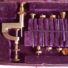 Antikes Uhrmacherwerkzeug i.Kasten "Senkspiel etc" - siehe Fotos