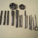 13 Stck. Gewindebohrer und 2 Schneideisen aus Uhrm.-Nachlass