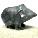 IGEL stilisiert, H?he 8 cm, Skulptur auf Stein, BASCHE