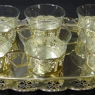 Tablett mit 6 Teegläsern in Halterungen