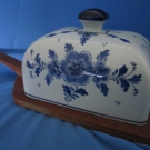 Delft Keramik Käse oder Butterglocke mit Holztablett gebraucht