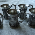 6 Kleine alte Zinnhenkelbecher