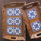 Tabletts mit weiß/blau gemusterten Kacheln