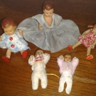 5 kleine alte Puppenstubenpuppen