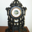 Alte mechanische Kaminuhr aus Gusseisen