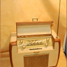 TRES BELLE RADIO ANCIENNE.GENERAL RADIO .A REMETTRE EN ROUTE .PILES/SECTEUR/ETUI