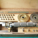 ALTES UHRMACHER WERKZEUGE - BOLEY - LEINEN SCHRAUBENKOPFPOLIERMASCHINE