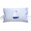 Für eine grössere Darstellung klicken Sie auf das Bild.  Kinder Spielkissen 'Segelboot' blau 40x60cm