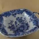 Anrichte Schale Delft, handbemalt, auf der Unterseite gemarkt, 26 x 26 cm.