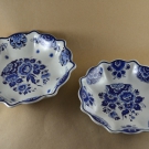 2 Schalen Delft, handbemalt, auf der Unterseite gemarkt, 19 x 18 cm und 23 x 23 