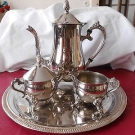 Silberfarbenes Teeservice, Kaffeeservice (Kanne,Milch- und Zuckerbeh.,Tablett)