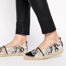 KG by Kurt Geiger – Nola – Flache beige Sandalen in Schlangenprint