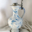 Wunderschöner Krug mit Zinndeckel, Vögel, Ulmer Keramik