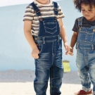 Latzhose aus weichem Denim