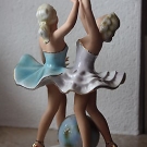 Zwei tanzende Mädchen um die  Globus, aus Porzellan Fassold& Stauch TOP zustand 