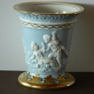 Prunkvase Schierholz, im seltenen hellblau, Dekor Capri mit plastischen Putten