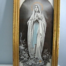joli cadre en bois doré, soie tissée représentant la Vierge de Lourdes.