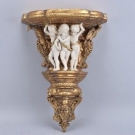 i01s38- Skulpturale Konsole aus Masse, teils vergoldet, mit Putten