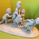 Antik, barokke Porzellan, Figuren Engelgruppe von 4 Engeln mit Gaisbock, Stempel