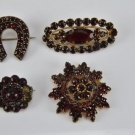 i04x39- 4x alte Schmuck Brosche mit Granaten