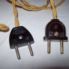 2 alte Stecker mit Kabel für Radio Lampe usw.