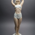 Porzellanfigur Frau mit Ball Bikini bemalt Schaubach zw.1900-1940 Modell 7390