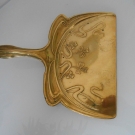 JUGENDSTIL / TISCHKEHRBLECH / KEHRBLECH/ MASSIV MESSING MIT RELIEFDEKOR