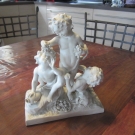 Splendide pièce en porcelaine de Sèvres 3 chérubins se partageant des fruits