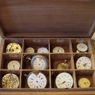 alte Taschenuhrwerke für Sammler + Bastler im alten Uhrmacher-Furniturenkasten 