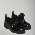 Schnürer mit Schnürsenkeln in Felloptik