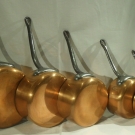 5 edle KUPFERKASSEROLLEN mit Eisengriffen Kupfertopf Kupferpfanne Topfset  