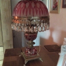 Alte französische Tischlampe rosa Glasschirm, mit Glas-Prismen