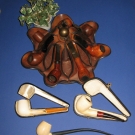 Sammlung von 17 Pfeifen, 2 Pfeifeständer einer aus Leder & Messing für 7 Pfeifen