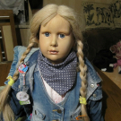 Künstlerpuppe Hildegard Günzel sitzend 66 cm