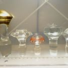 Konvolut rundliche längliche Stopfen Glas Kristallglas gold rot f. Karaffe 700 g